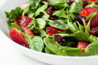 Σαλάτα με σπανάκι και φράουλες