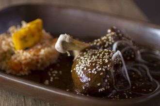 Κοτόπουλο με σάλτσα σοκολάτας