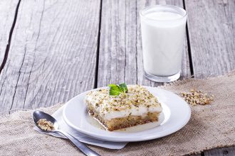 Πουτίγκα με βάση από τσουρέκι