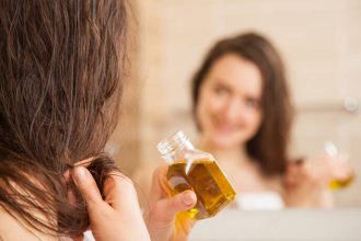 Η σούπερ ενυδατική μάσκα μαλλιών με ένα από τα βασικότερα προϊόντα της κουζίνας