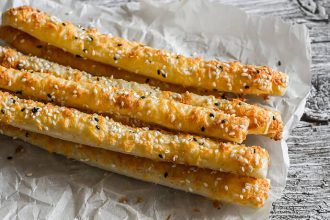 Σπιτικά κριτσίνια με τυρί