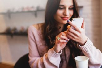 Μου μιλάει επειδή του αρέσω ή επειδή βαριέται στην καραντίνα;