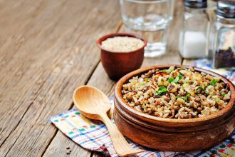 Διαφορετικό φακόρυζο με καραμελωμένα κρεμμύδια