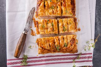 Σπιτική λουκανικόπιτα με άσπρα φασόλια