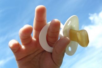 Πώς θα αποχωριστεί το νήπιο την πιπίλα;