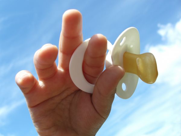 Πώς θα αποχωριστεί το νήπιο την πιπίλα;