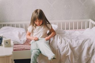 Ετσι θα μάθετε στο παιδί να ντύνεται μόνο του