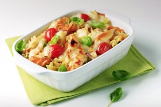 Ζυμαρικά στο φούρνο με ντοματίνια και βασιλικό