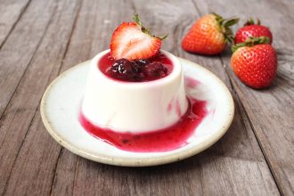 Εύκολη πανακότα με μαρμελάδα φράουλα