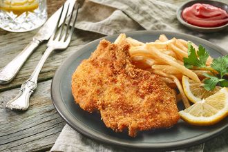 Σνίτσελ πανέ με πατάτες τηγανιτές