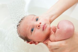 Μωρό: Χρήσιμες συμβουλές για το πρώτο του μπάνιο