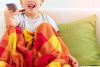 Μένουμε σπίτι: Πρέπει να περιορίσω στο παιδί την τηλεόραση;