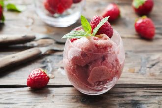 Σορμπέ φράουλα με τρία υλικά