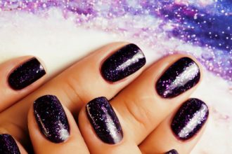 Bερνίκι νυχιών με γκλίτερ: Πώς το αφαιρούμε