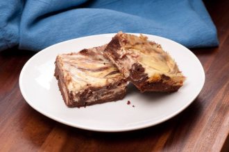 Σοκολατένιο brownie με επικάλυψη cheesecake