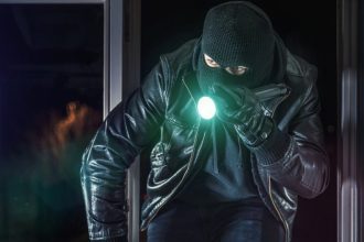 Διάρρηξη -"μαμούθ" σε μονοκατοικία με λεία 270.000 ευρώ - Τα βρήκαν σε κρύπτη κάτω από σκάλα