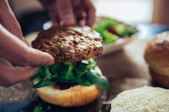 Σπιτικό μπέργκερ από μαύρα φασόλια