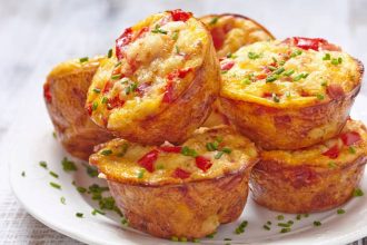 Μάφιν αβγού με γαλοπούλα και πιπεριά