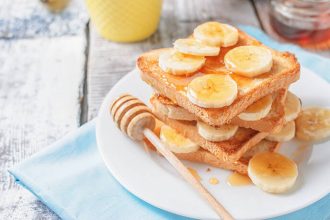 Γλυκό τοστ με μέλι και μπανάνα
