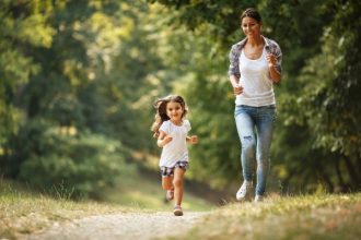 Πώς η πρώιμη επαφή με τη φύση μπορεί να βοηθήσει τα παιδιά