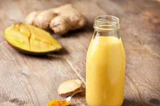 Detox smoothie με μάνγκο και κουρκουμά