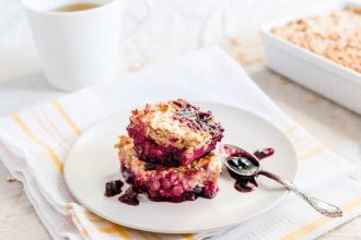 Crumble με μήλο και βατόμουρο