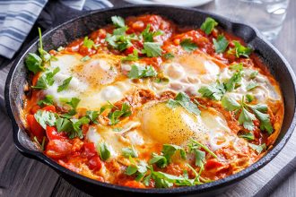 Αβγά με πικάντικη σάλτσα ντομάτας