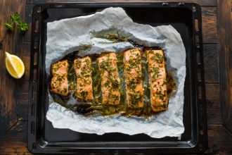 Σολομός με σάλτσα βουτύρου και σκόρδο