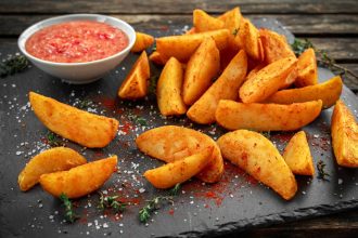 Ο πανεύκολος τρόπος να κόψεις τέλειες πατάτες wedges