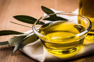 Ο τρόπος για να καταπολεμήσετε τους μαύρους κύκλους με ελαιόλαδο