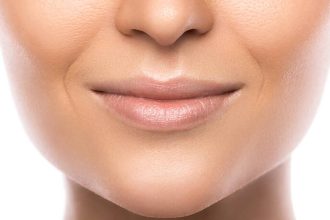 Το σωστό μακιγιάζ για να κρύψετε τις ρυτίδες γέλιου