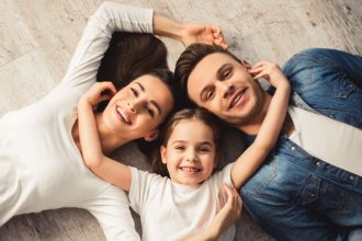 Πώς θα ανανεώσετε τη σχέση σας ως ζευγάρι ακόμα και αν έχετε παιδιά