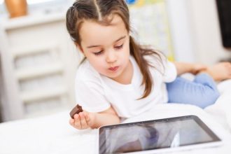 Παιδί: Γιατί δεν ξεκολλάει από τις οθόνες και θέλει συνέχεια γλυκά;