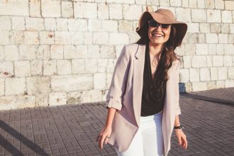 Το ρούχο που φοριέται μανιωδώς αυτή τη σεζόν