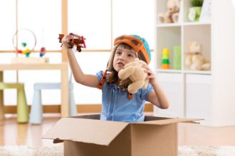 Πώς θα μάθετε στο παιδί να παίζει μόνο του