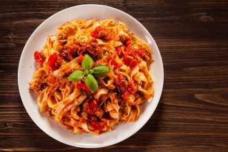 Μακαρόνια με κιμά από λουκάνικο