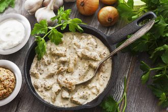 Χοιρινή τηγανιά με μανιτάρια και κρέμα γάλακτος