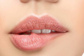 5 τρόποι για να αντιμετωπίσετε τα ξηρά, σκασμένα χείλη