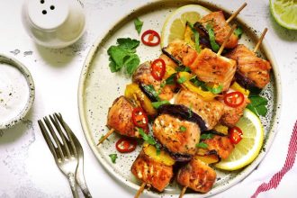 Σουβλάκια σολομού με λαχανικά