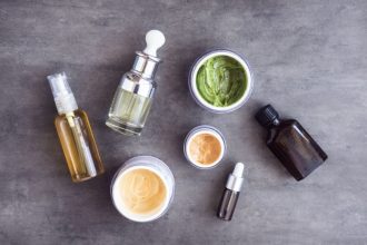 Τρία θαυματουργά skincare συστατικά που σας κάνουν να φαίνεστε νεότερη