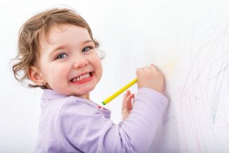 Νήπια: Γιατί δημιουργούν τόσο μεγάλη ακαταστασία;