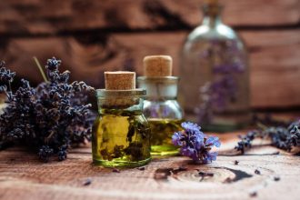 Πώς μπορείτε να χρησιμοποιήσετε το έλαιο λεβάντας για την περιποίησή σας