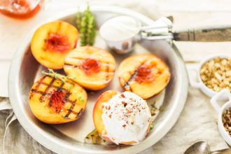 Ψητά ροδάκινα με κρέμα τυριού