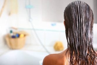 Η μάσκα που πρέπει να κάνεις στο βαμμένο μαλλί πριν φύγεις διακοπές