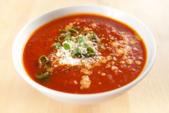 Ντοματόσουπα με γιαούρτι