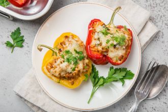 Πολύχρωμες πιπεριές γεμιστές με τυρί