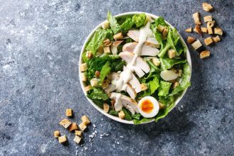 Σπιτική σαλάτα του Καίσαρα με αυγό