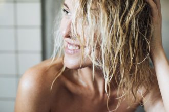 Πώς θα ενυδατώσετε το δέρμα και τα μαλλιά σας μετά τις διακοπές