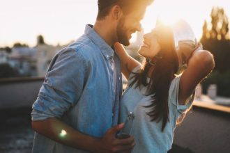 Φλερτ: Ποιοι είναι οι πιο δημοφιλείς τρόποι προσέγγισης;