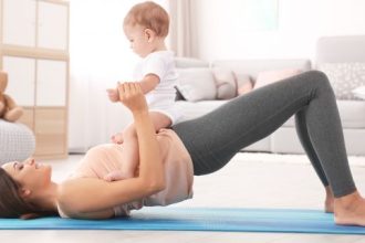 Fit μαμά – Πώς ξεκινάμε γυμναστική μετά τον τοκετό;